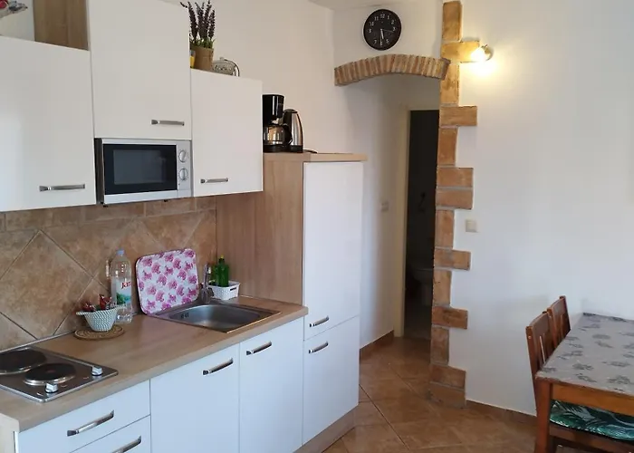 Memic 100m Od Mora Poreč