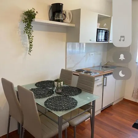 Memic 100m Od Mora * Poreč