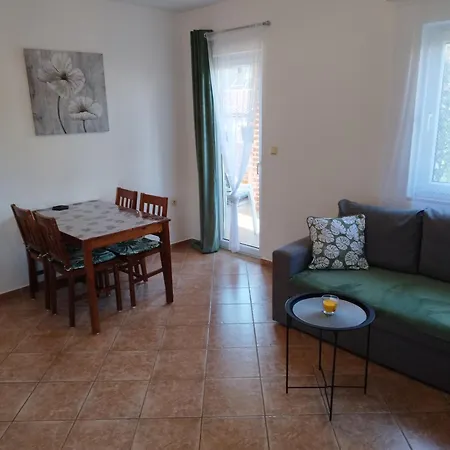 Memic 100m Od Mora * Poreč