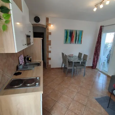 Memic 100m Od Mora Lägenhet Poreč