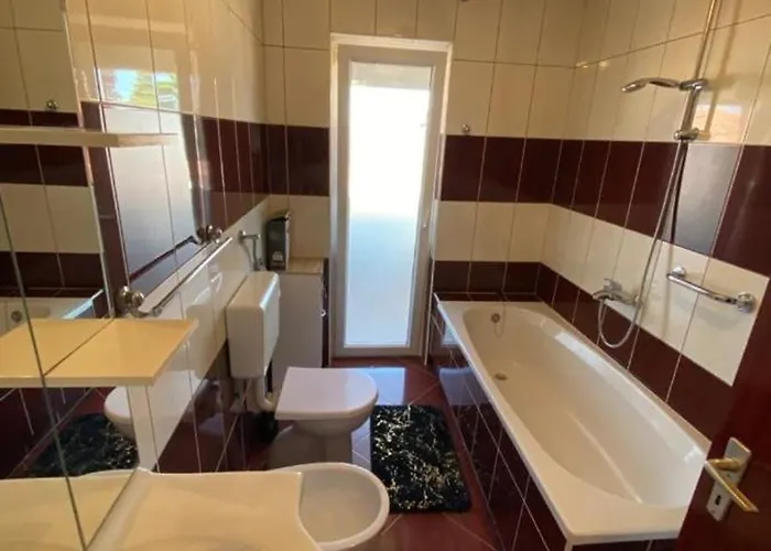 Memic 100m Od Mora Пореч