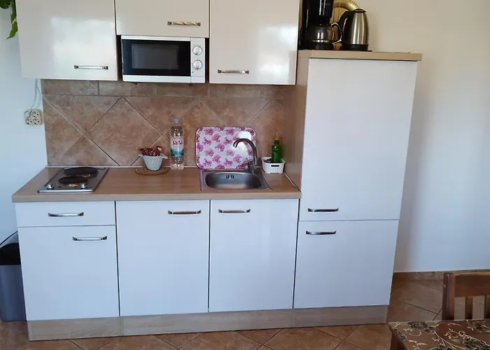 Memic 100m Od Mora Пореч