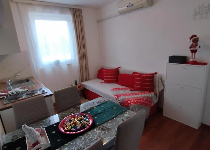 Memic 100m Od Mora Пореч