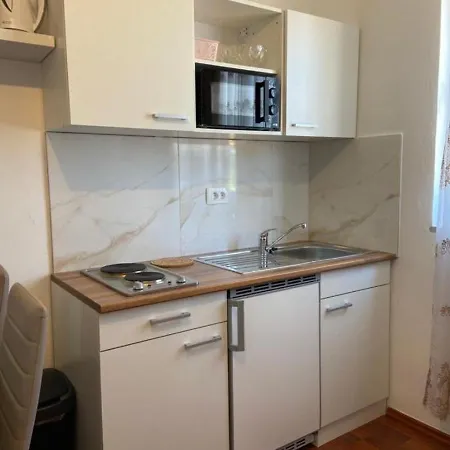 Memic 100m Od Mora شقة *