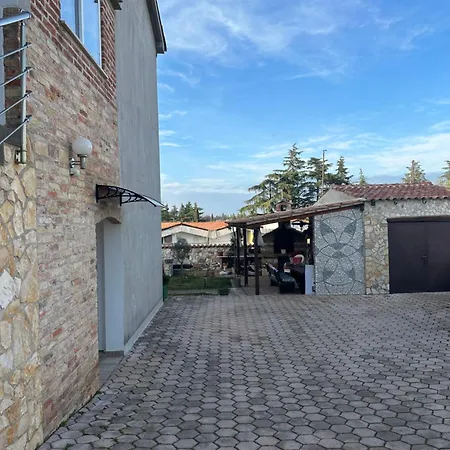 Memic 100m Od Mora شقة